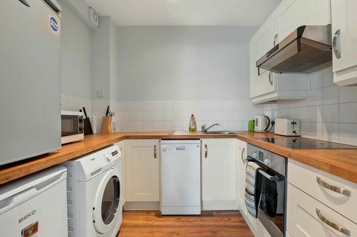 2 Bedroom Flat To Rent In Clapham Road, London, SW9