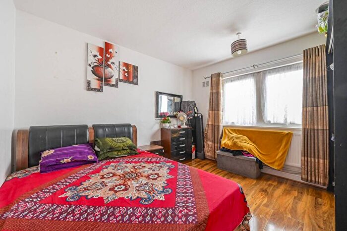 2 Bedroom Flat For Sale In Poplar High Street, Poplar, London, E14