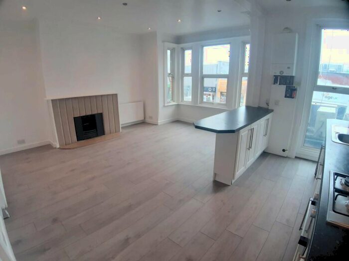 3 Bedroom Apartment To Rent In Boundary Road, BN3