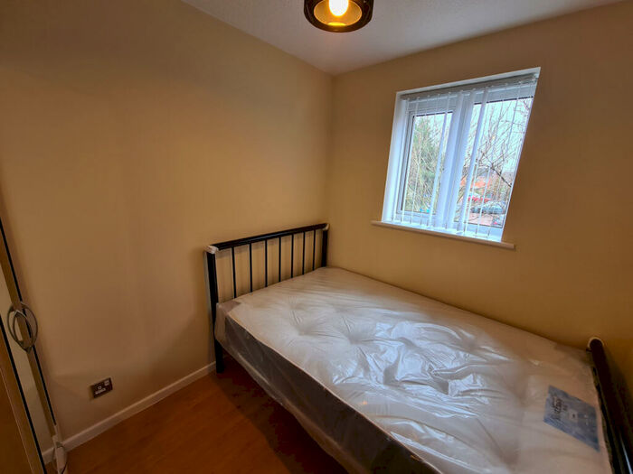 3 Bedroom Flat To Rent In Stretford Rd, Hulme, Manchester, M15
