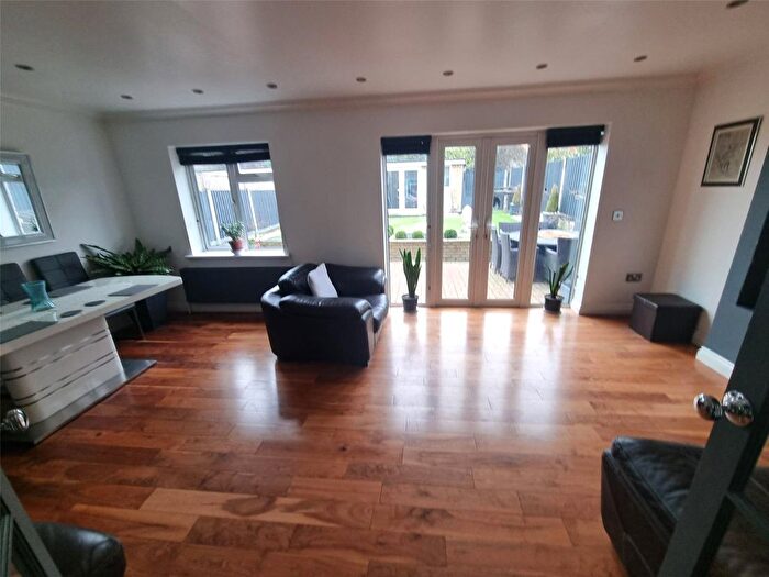 4 Bedroom Detached House For Sale In The Chase, Rayleigh, Essex, SS6