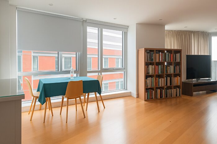 2 Bedroom Apartment To Rent In Fairmont Avenue, London, E14