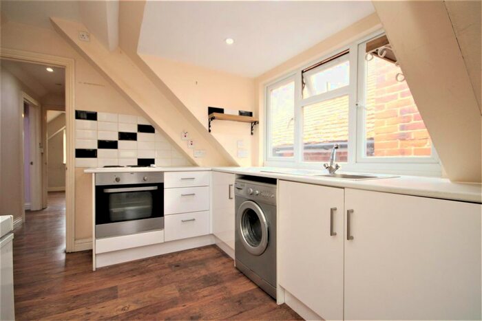 2 Bedroom Flat To Rent In High Street, Bramley, Guildford, GU5