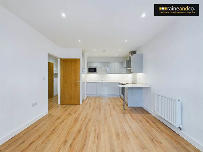 2 Bedroom Flat To Rent In Darkes Lane, Potters Bar, EN6
