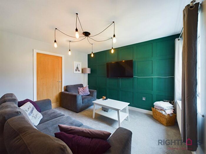 3 Bedroom End Of Terrace House For Sale In Lime Vale Way, Bradford, BD6