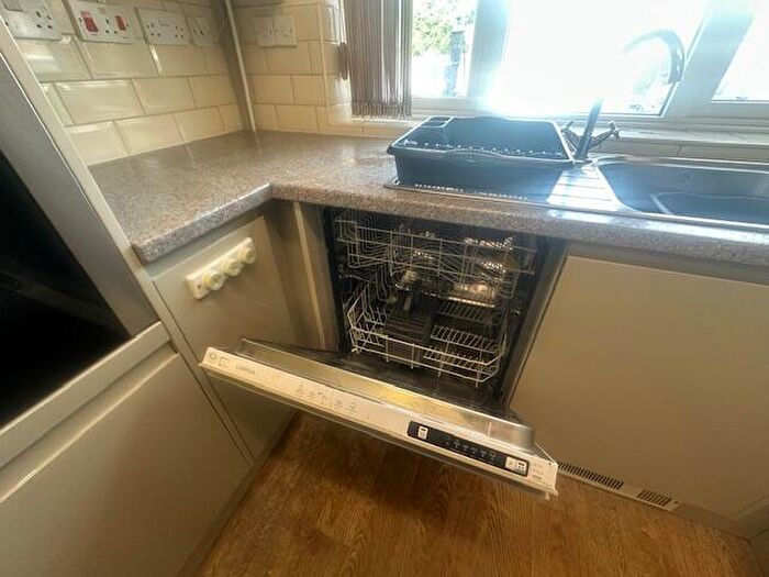 5 Bedroom Bungalow To Rent In Farfield, Kidderminster, DY10