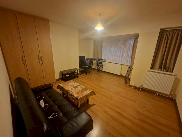 2 Bedroom Maisonette To Rent In Laburnum Road, Hayes, UB3