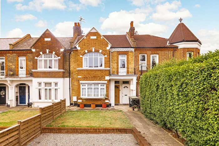 3 Bedroom Flat To Rent In Bedford Hill, Balham, SW12