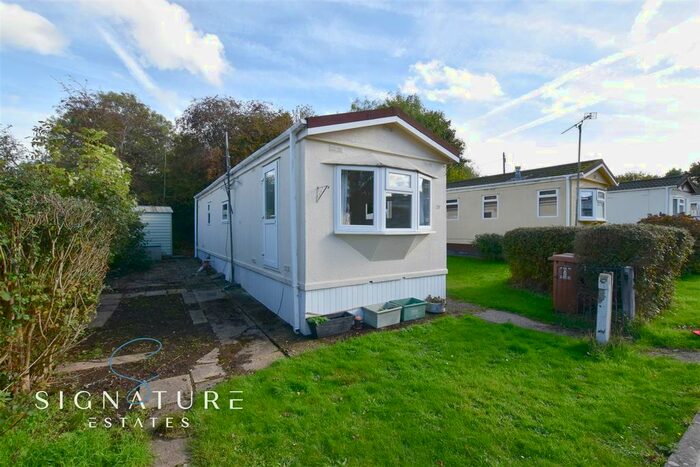1 Bedroom Mobile/park Home For Sale In Newlands Park, Bedmond Road, Abbots Langley, WD5