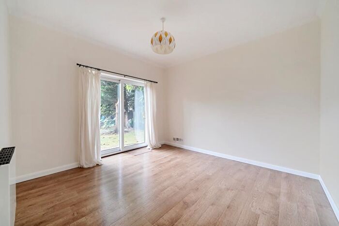 1 Bedroom Flat To Rent In Sunbury, Surrey, TW16