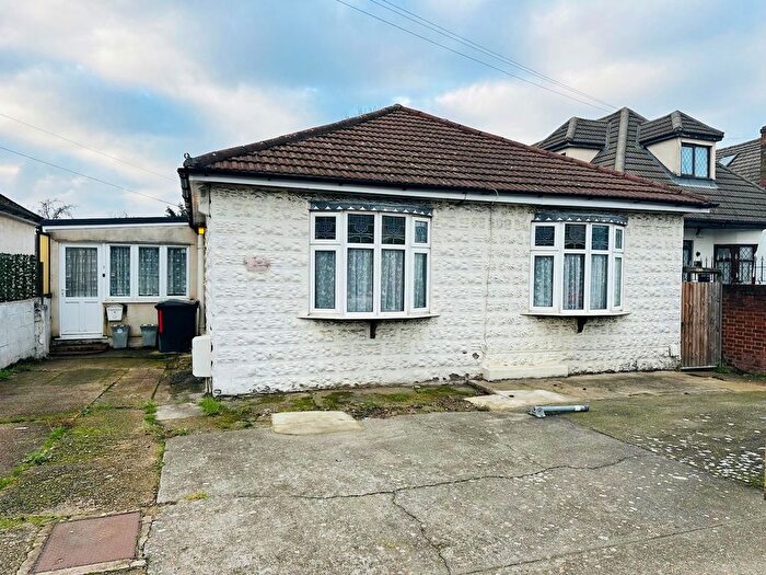 3 Bedroom Detached Bungalow For Sale In Betterton Road, Rainham, RM13