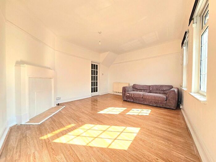 2 Bedroom Maisonette To Rent In The Market, Rosehill, London, SM1