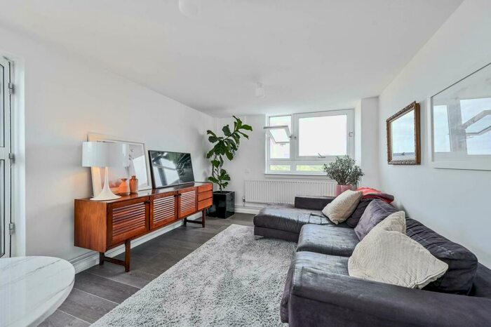 2 Bedroom Flat To Rent In Thomas Hollywood House, Bethnal Green, London, E2