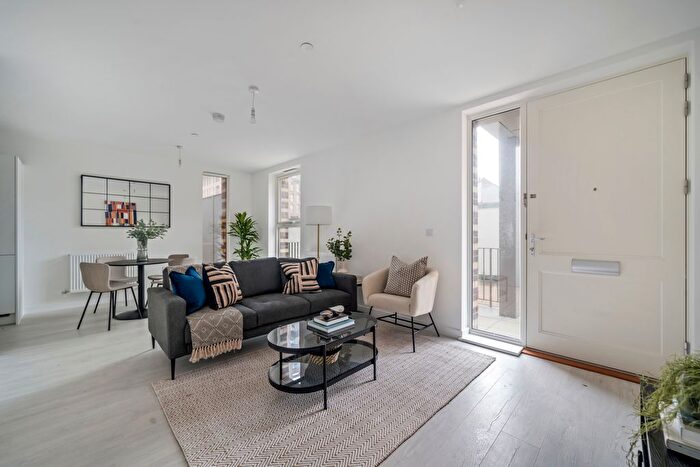 2 Bedroom Flat To Rent In Tern Apartments, Hendon Waterside, London, NW9