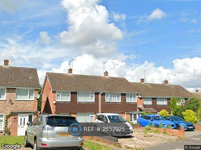 3 Bedroom Semi-Detached House To Rent In Gelding Close, Luton, LU4
