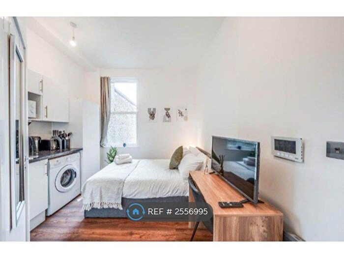 Studio To Rent In Denmark Hill, London, SE5