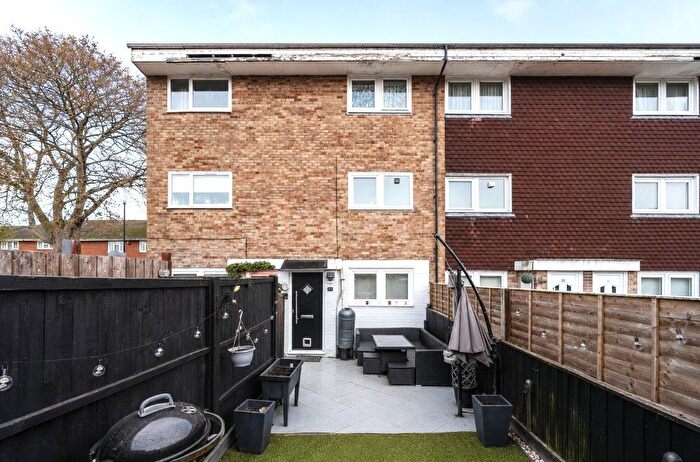 2 Bedroom Maisonette For Sale In Wadhurst Gardens, Weston, Southampton, Hampshire, SO19