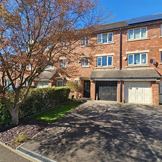 4 Bedroom Town House For Sale In Burleigh Court, Tuxford, Newark, NG22