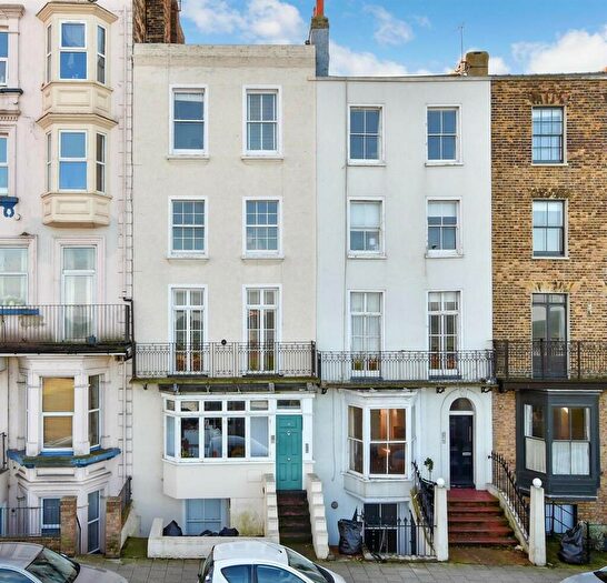 1 Bedroom Flat For Sale In Fort Crescent, Margate, Kent, CT9