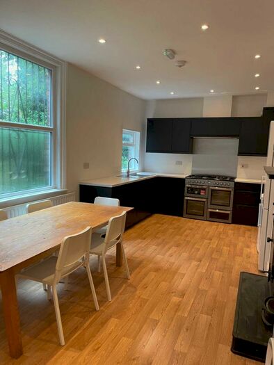 7 Bedroom Semi-Detached House To Rent In Wilmslow Road, Manchester, M20