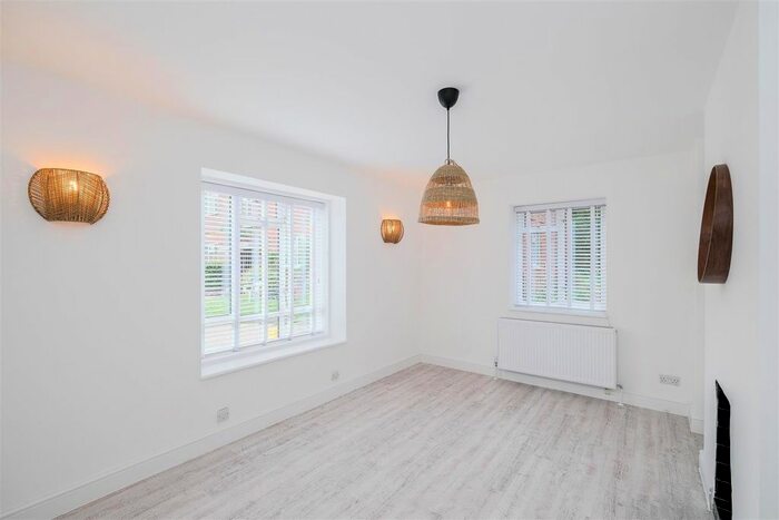 3 Bedroom Flat To Rent In The Roses, High Road, Woodford Green, IG8