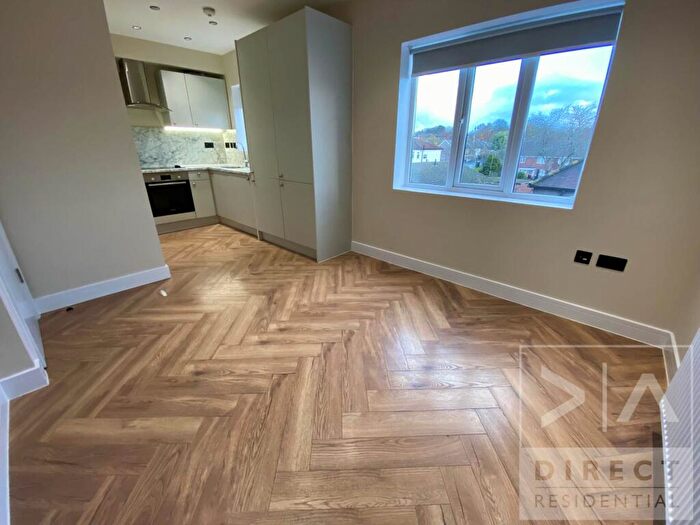 2 Bedroom Flat To Rent In East Street, Epsom, KT17