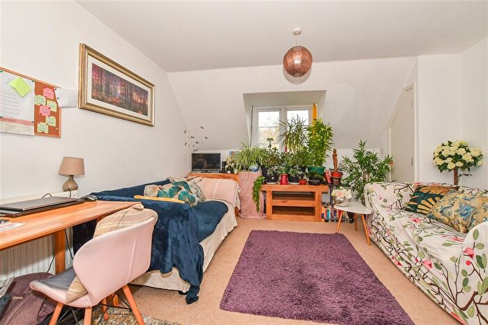 1 Bedroom Flat For Sale In Crabapple Road, Tonbridge, Kent, TN9