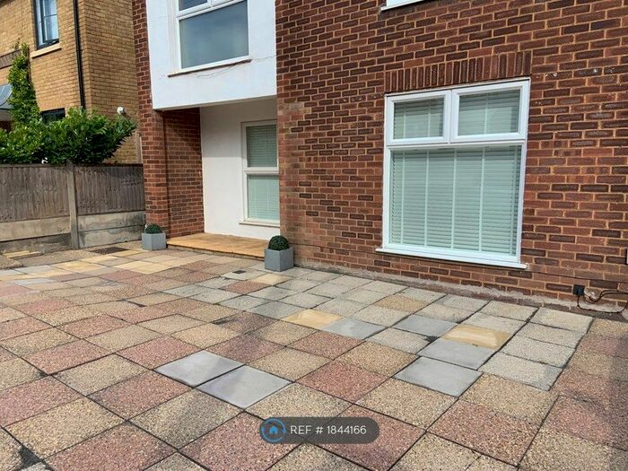 2 Bedroom Flat To Rent In Westbury Lane, Buckhurst Hill, IG9