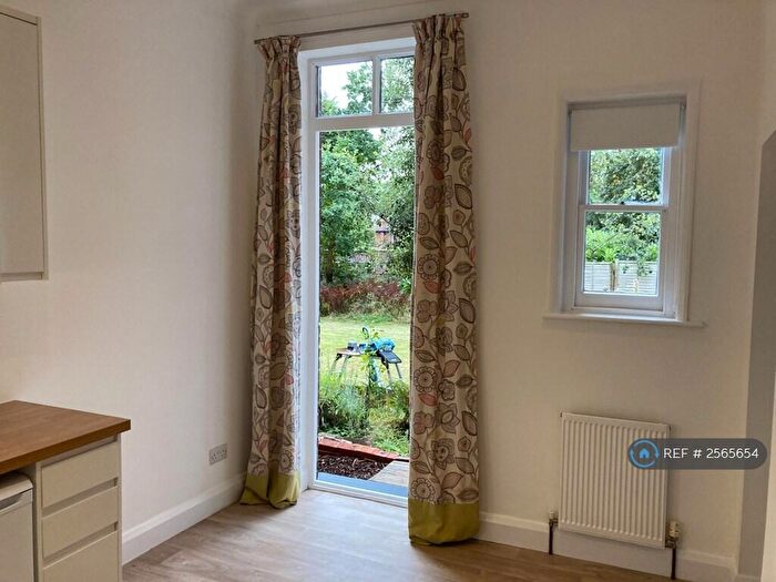 1 Bedroom Flat To Rent In Langley Avenue, Surbiton, KT6
