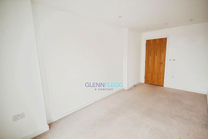 2 Bedroom Flat To Rent In Railway Terrace, Slough, Berkshire, SL2