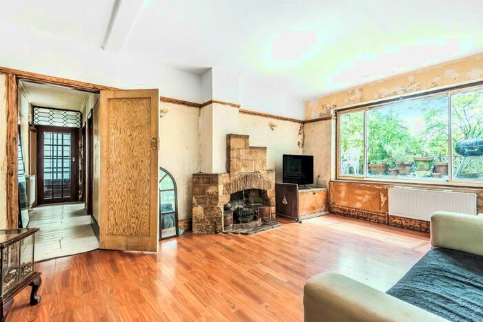 2 Bedroom Apartment For Sale In Stonegate Court, Buck Lane, Kingsbury, NW9