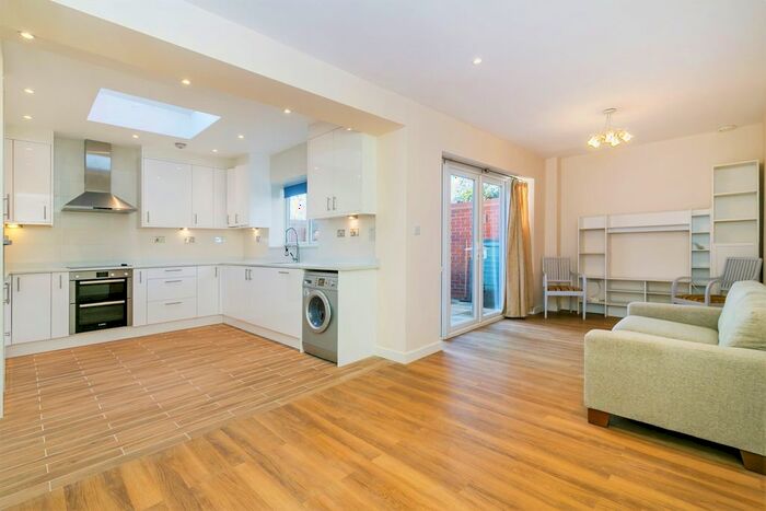 3 Bedroom Detached House To Rent In Parkview Way, Epsom, KT19