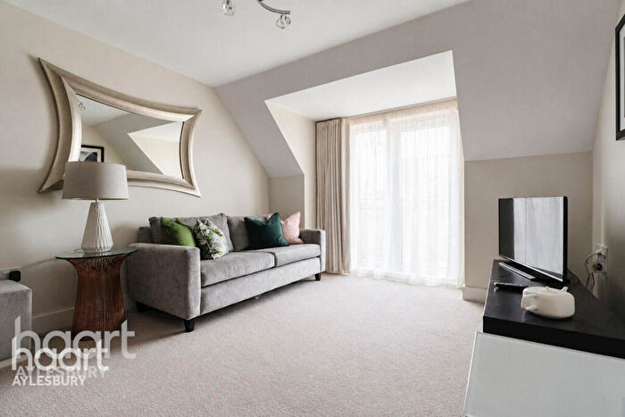 2 Bedroom Apartment To Rent In Cameo Court, Aylesbury, HP18