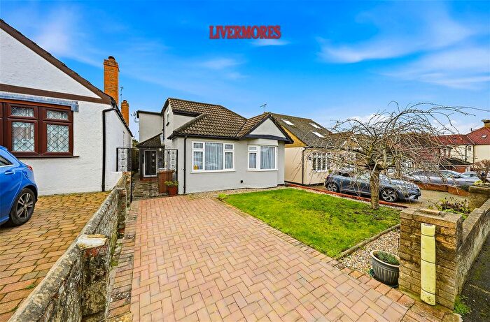 4 Bedroom Detached Bungalow For Sale In Heathview Avenue, Crayford, Dartford, DA1