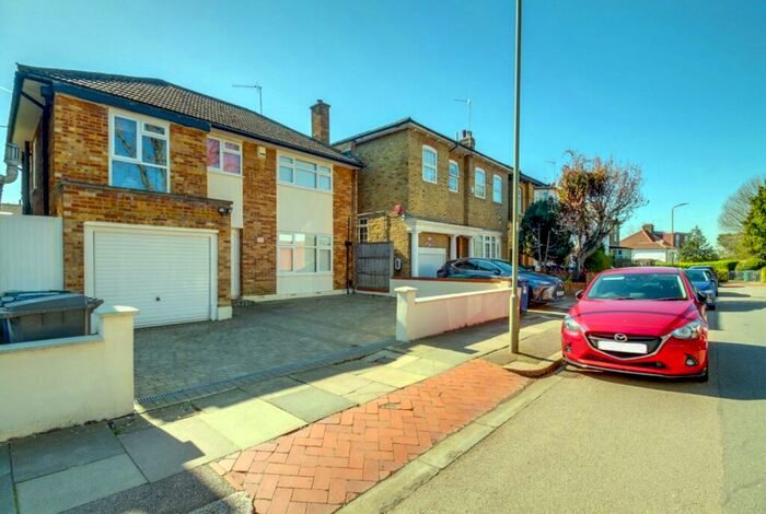 5 Bedroom Detached House To Rent In Essex Park, Finchley, N3