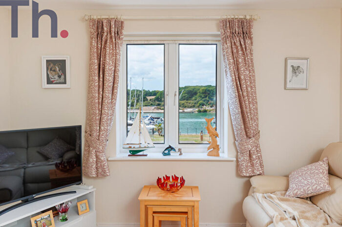 2 Bedroom Flat For Sale In East Cowes, Isle Of Wight, PO32