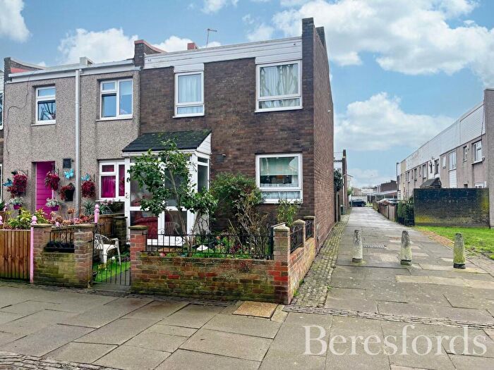 3 Bedroom End Of Terrace House For Sale In Truro Walk, Romford, RM3
