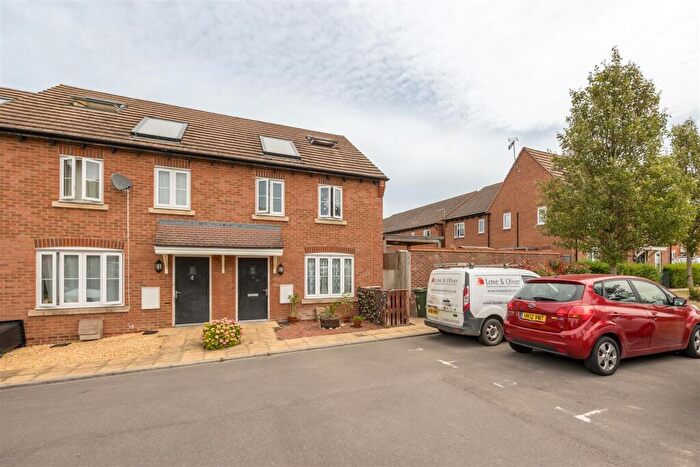 3 Bedroom End Of Terrace House For Sale In Greenfinch Road, Didcot, OX11