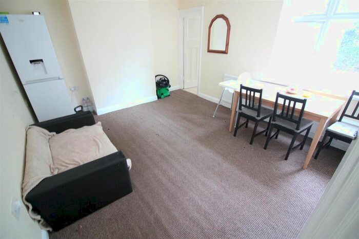 2 Bedroom Flat To Rent In Islay Gardens, Hounslow TW4