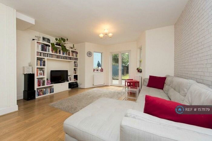 4 Bedroom Terraced House To Rent In Avenue Road, London, N12