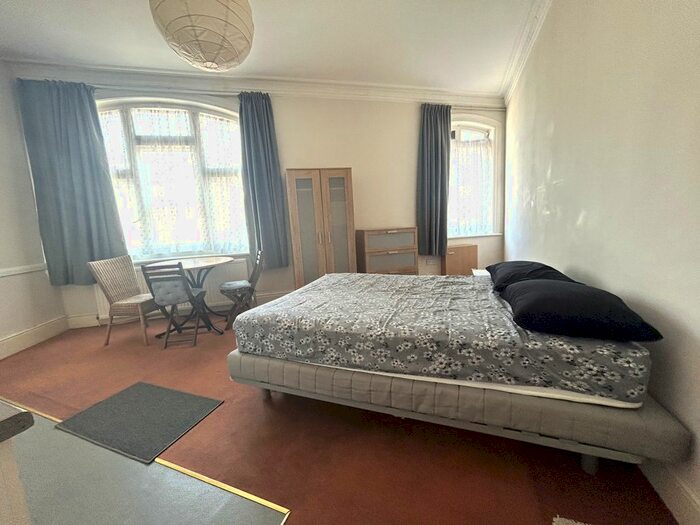 Studio To Rent In White Hart Lane, London, N17