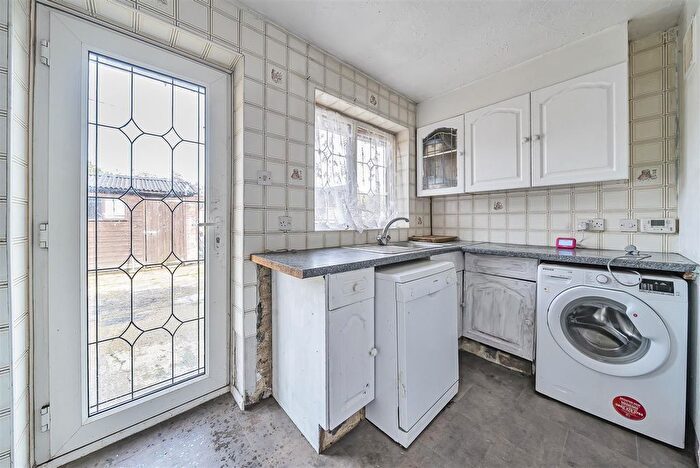 2 Bedroom Detached Bungalow For Sale In Cranford Park Drive, Yateley, Hampshire, GU46