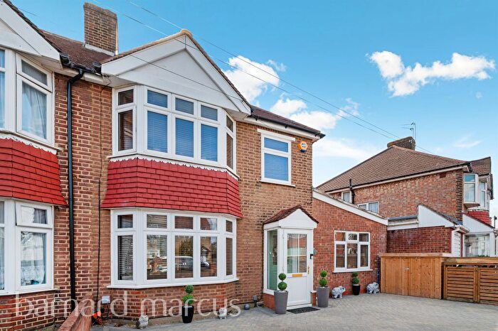 4 Bedroom Semi-Detached House For Sale In Boundaries Road, Feltham, TW13