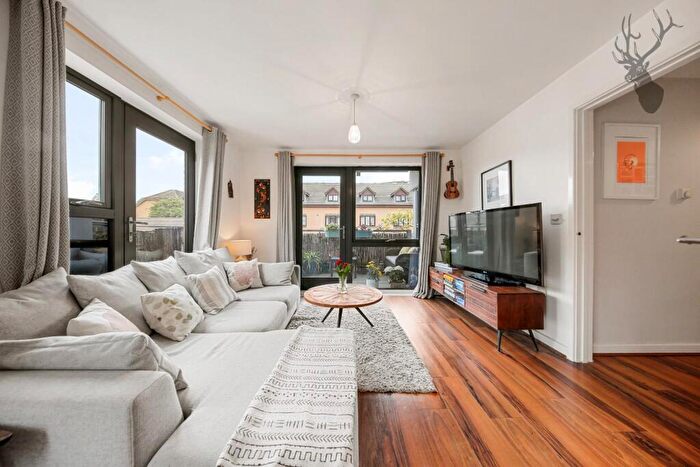 2 Bedroom Flat For Sale In Emerald Court, Bow, E3