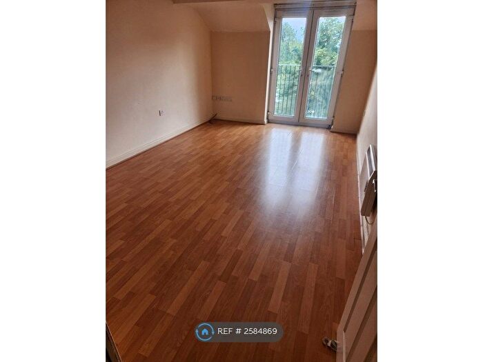 2 Bedroom Flat To Rent In High Street, Walsall, WS3