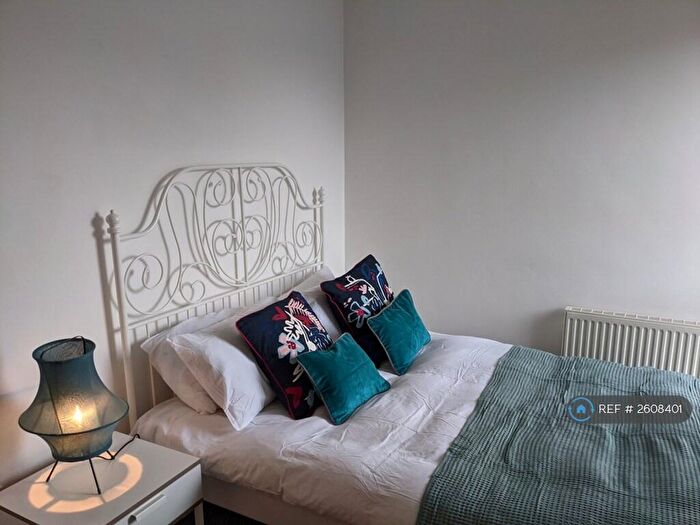 2 Bedroom Flat To Rent In Cromwell Court, Leeds, LS10