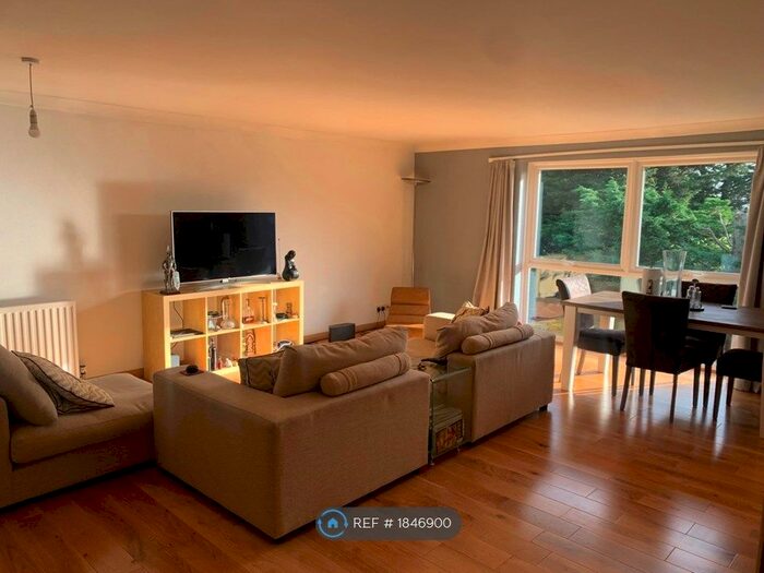 2 Bedroom Flat To Rent In Palmers Green, London, N13