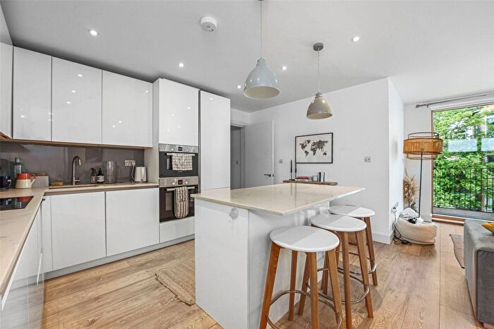 2 Bedroom Flat To Rent In Ellingfort Road, Hackney, London, E8