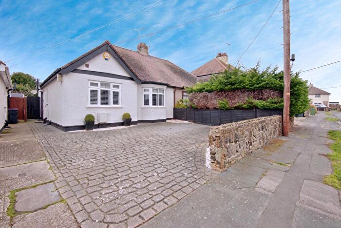 2 Bedroom Bungalow For Sale In Lingfield Drive, Rochford, Essex, SS4