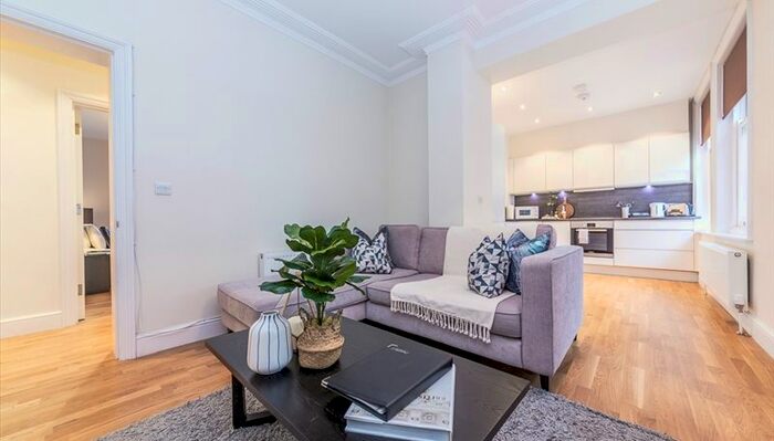 3 Bedroom Flat To Rent In Hamlet Gardens, London, W6